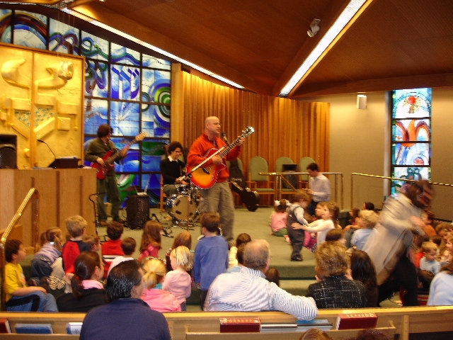 Louie Rocks the House at Community Synagogue