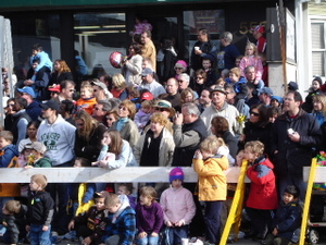 Parade_goers_at_stamford_thanksgiving_da_1