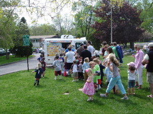 Ice_cream_line_at_midland_052007_3