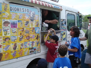 Ice_cream_truck_order_052007_2