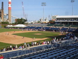 Bridgeport_bluefish_fans_run_bases_