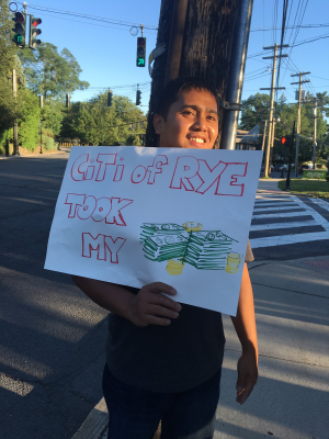 25 Past Rye Golf Workers Protest, Ask for Gratuities Owed