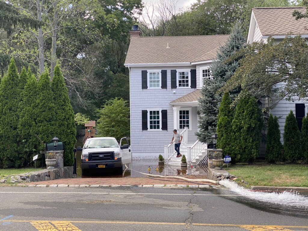 Hurricane Ida hits Rye September 2, 2021 - Boston Post Road home owner pumps out IMG_1921