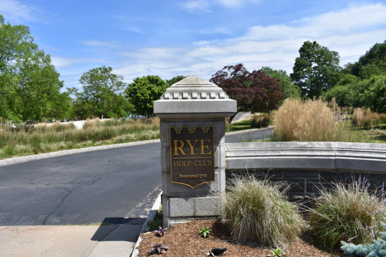 Rye Golf Club enterance sign on Boston Post Road credit Pei Pei MartinDSC_0285