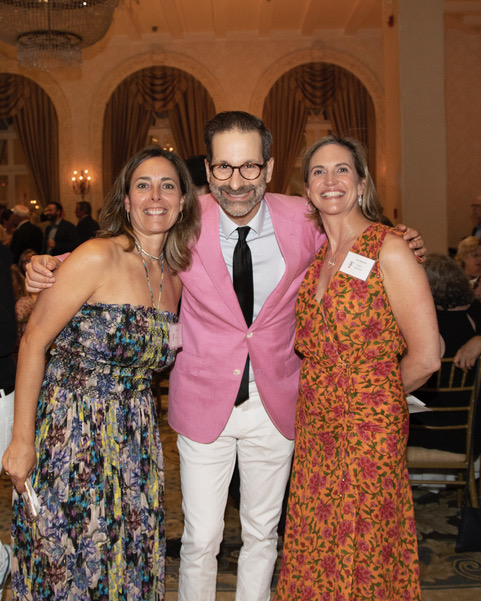 (PHOTO: Swing Into Summer Event Co-Chairs, Erika Lee and Jennifer Swanson, with auctioneer Charles Antin)