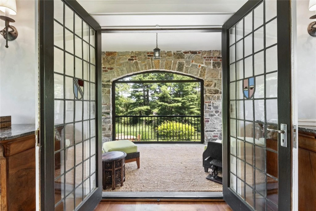 4 Commodore Avenue, Rye