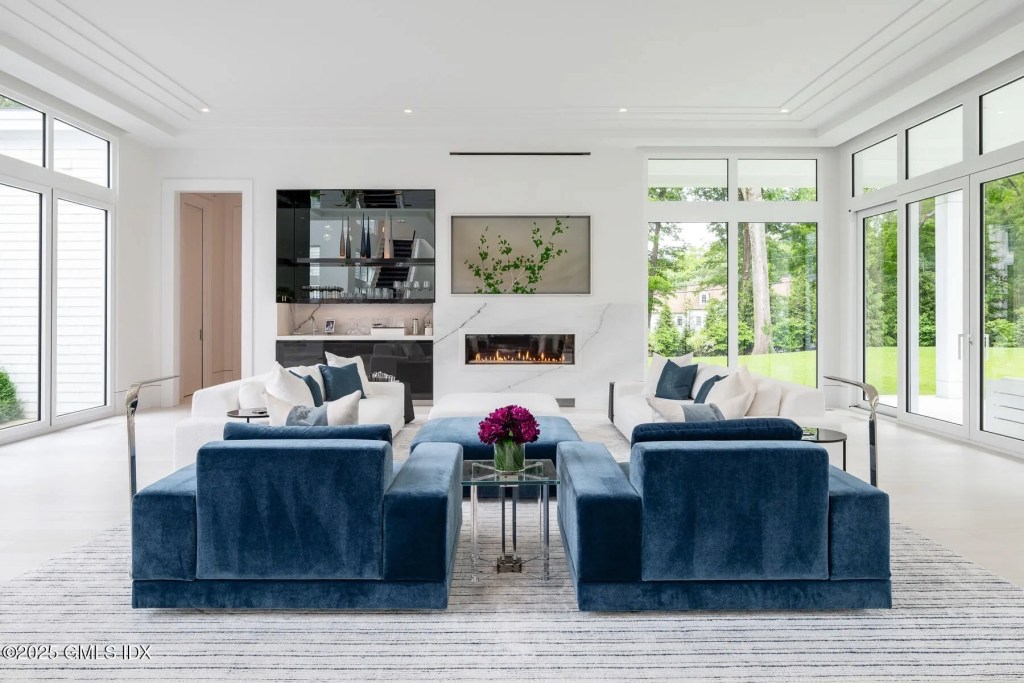 8 Fox Run Lane, Greenwich