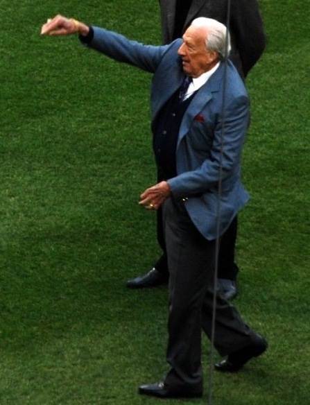 (PHOTO: Ralph Kiner throws out the ceremonial first pitch at Citi Field in Flushing, New York on August 8, 2011. Public Domain.)