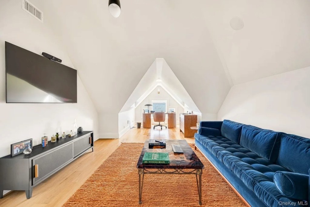 217 Hommocks Road, Larchmont