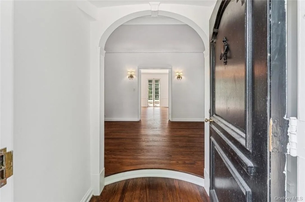 6 Loden Lane, Purchase