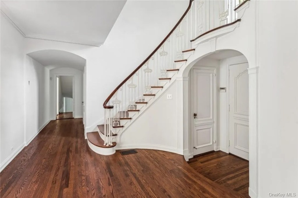6 Loden Lane, Purchase