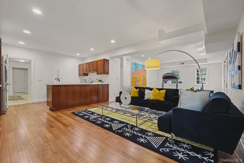 10 Morris Court, Rye