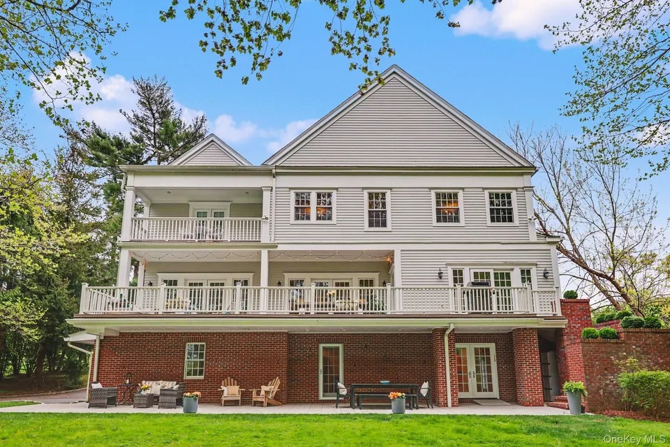 10 Morris Court, Rye