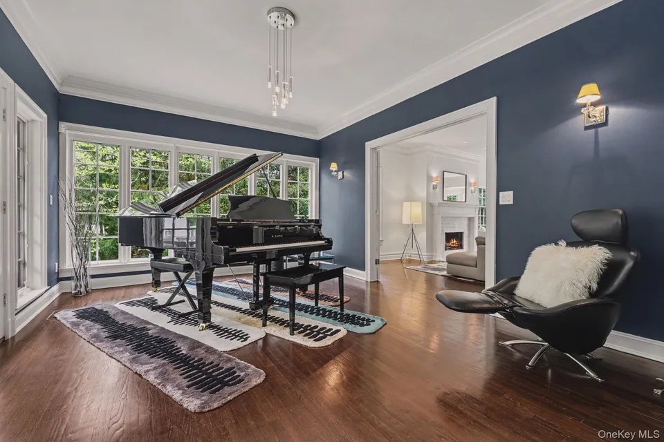 10 Morris Court, Rye