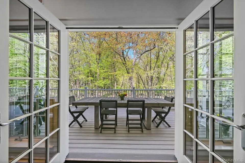 10 Morris Court, Rye