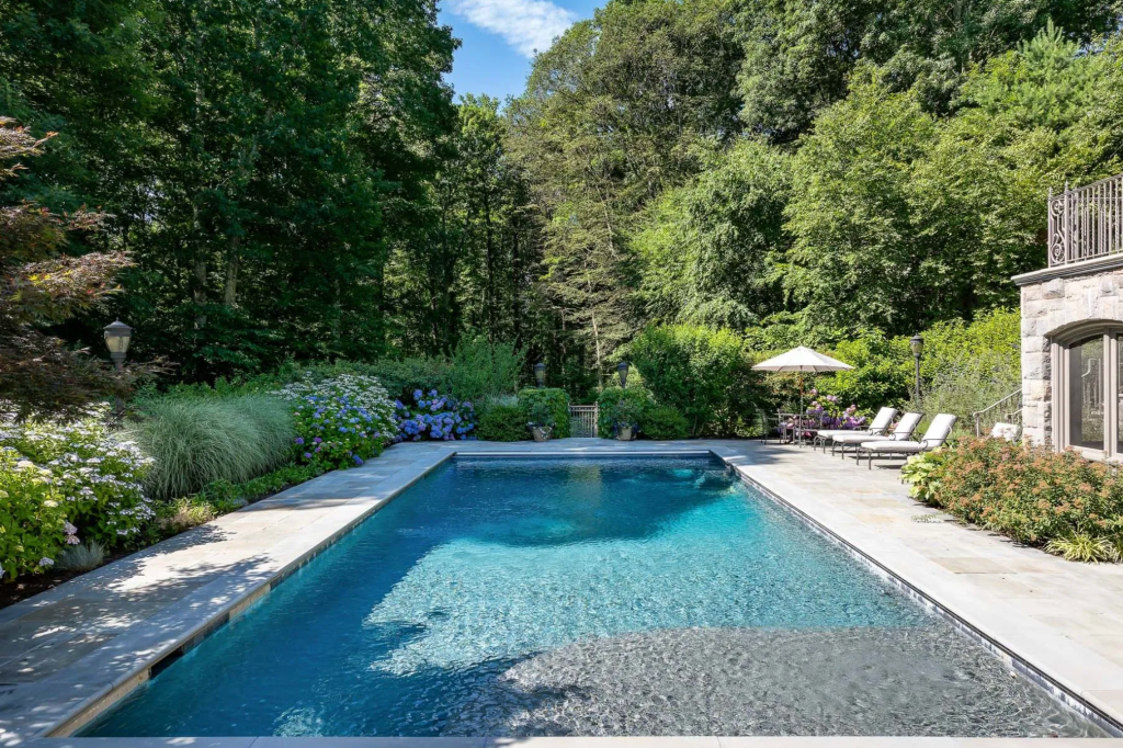 17 Cowdray Park Drive, Armonk