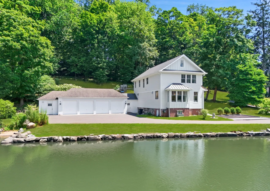 31 Meadow Wood Drive, Greenwich